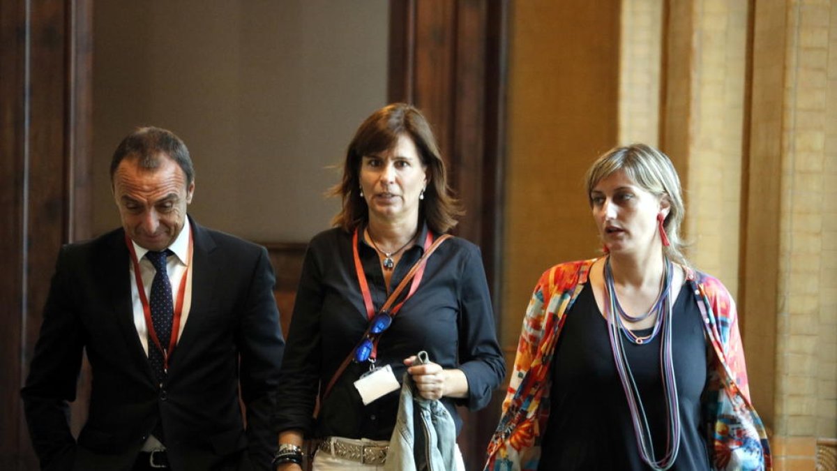 Victoria Álvarez als passadissos del Parlament el 27 de juny del 2017 amb la presidenta de la Comissió d'Investigació sobre l'Operació Catalunya, Alba Vergés.