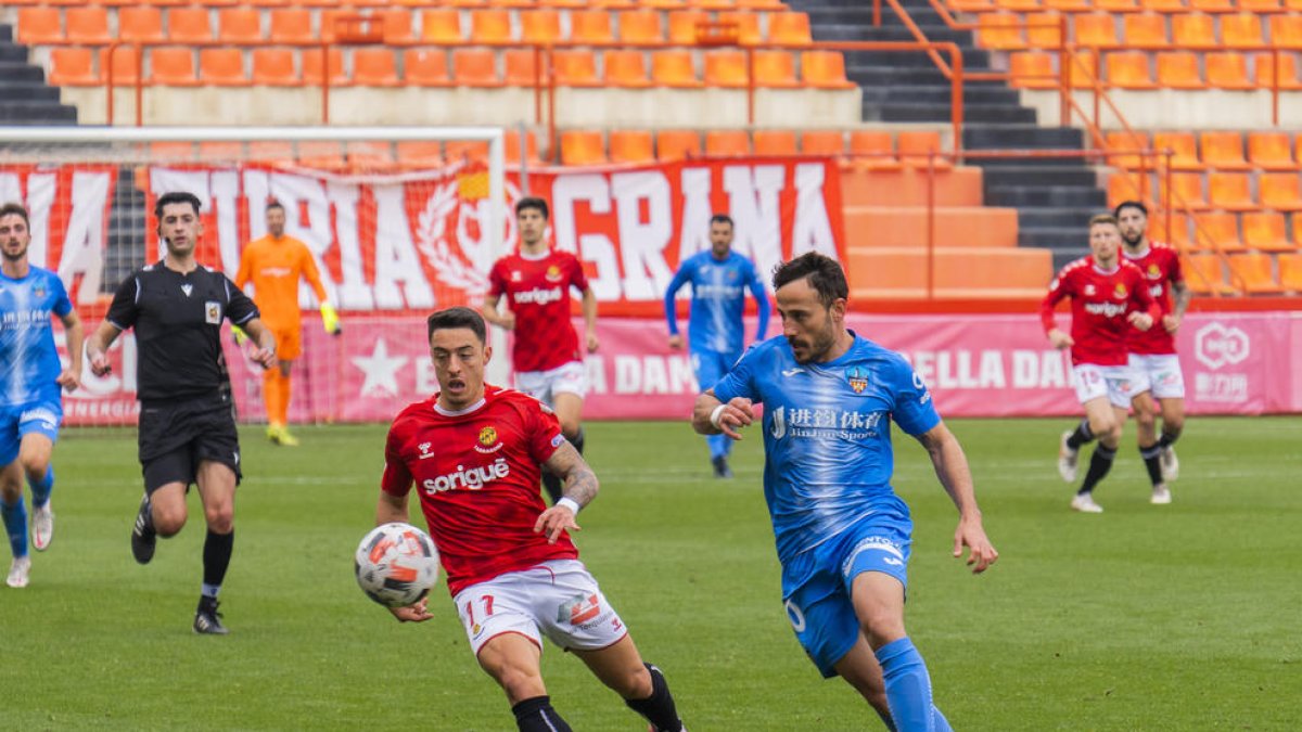 Pol Ballesteros controla una esfèrica durant el partit disputat contra el Lleida diumenge.