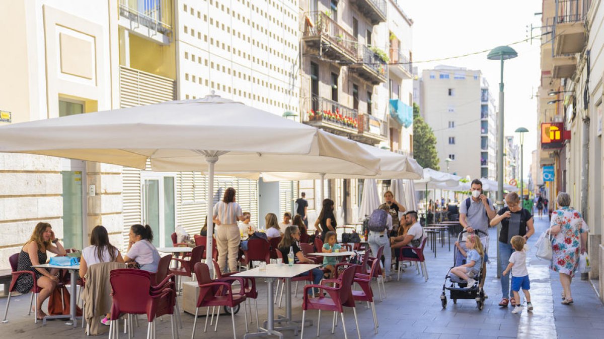 Imagen de las terrazas de la calle Lleida de Tarragona, donde han prohibido las actuaciones musicales.