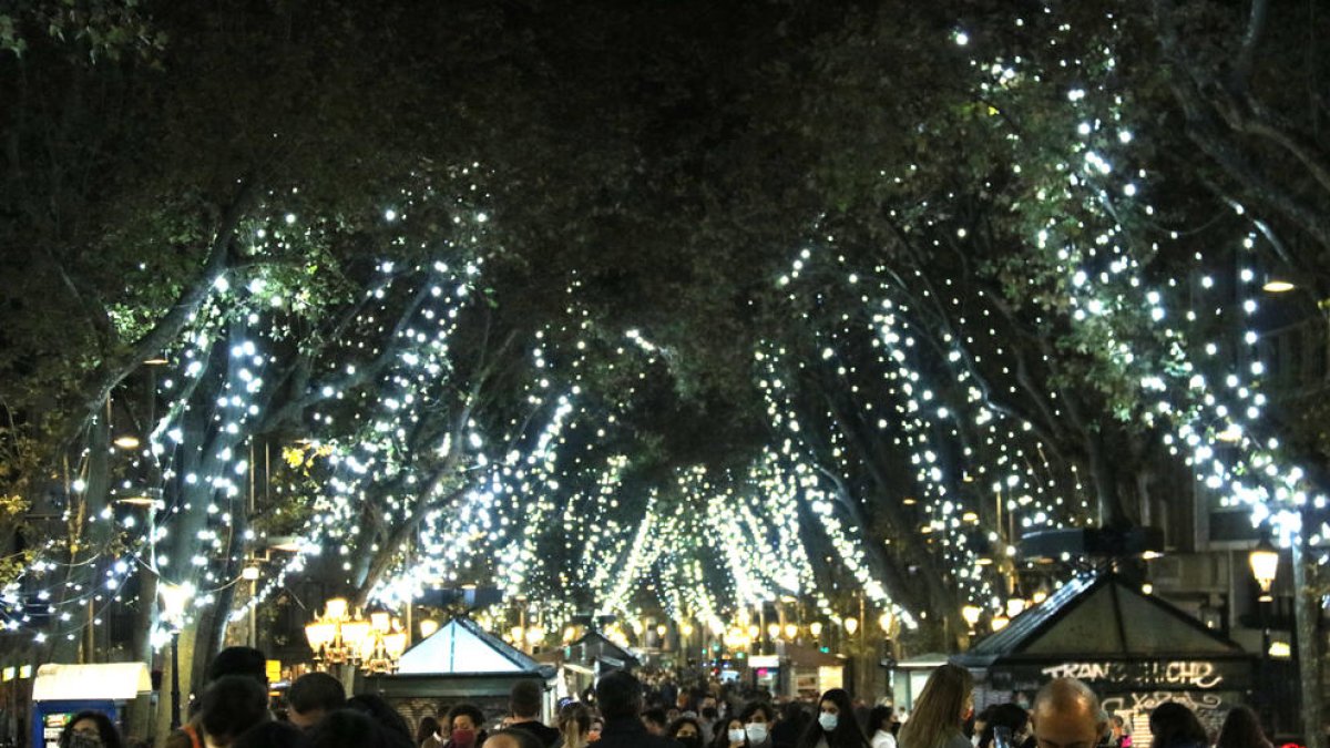 La Rambla de Barcelona, amb l'enllumenat de Nadal encès.