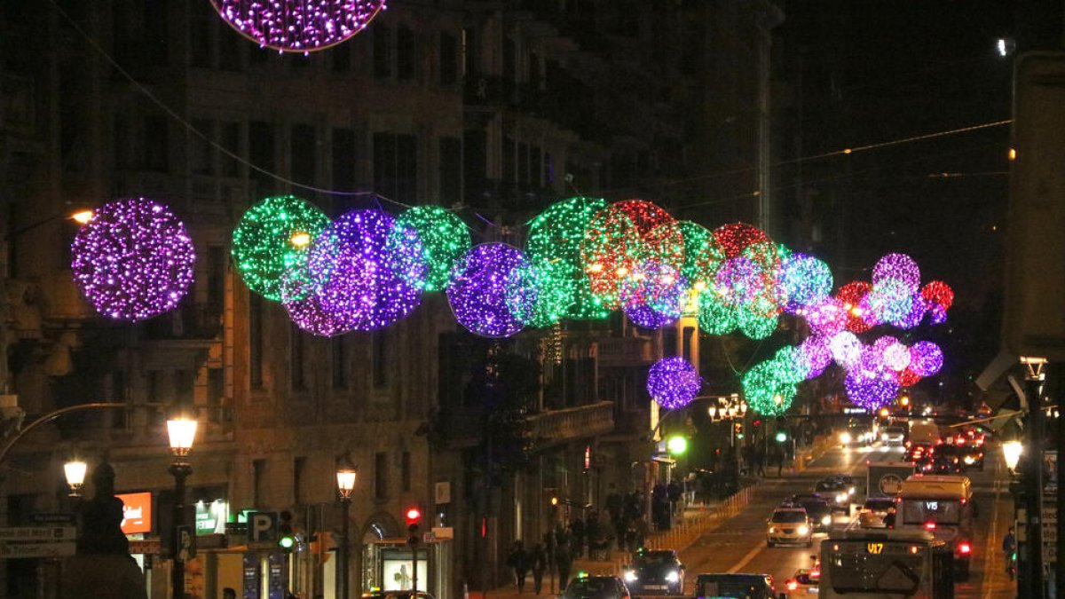 La Via Laietana de Barcelona, amb els llums de Nadal encesos.