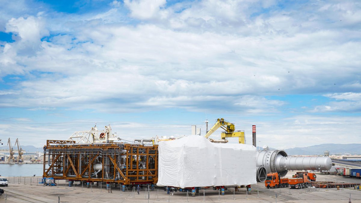 S'està construïnt una una planta petroquímica i una refineria.