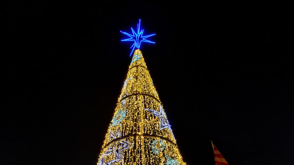 L'arbre de Nadal de la plaça Catalunya, en una imatge d'arxiu .