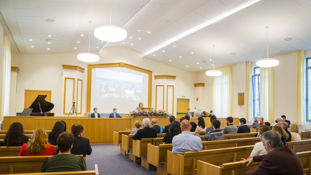 La sala sacramental, donde se hizo la ceremonia con unas cincuenta personas, está ubicada en la primera planta del edificio.