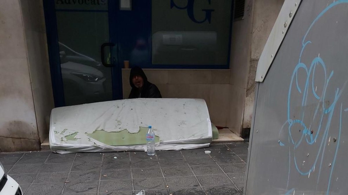 Imagen del sin techo de la calle Alguer, donde defeca y orina, creando una situación de insalubridad.