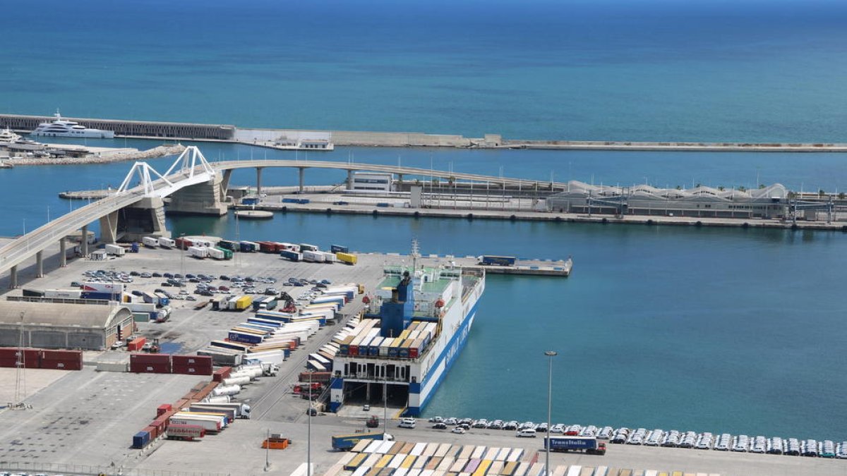 Imatge aèria del moll de creuers del port de Barcelona.