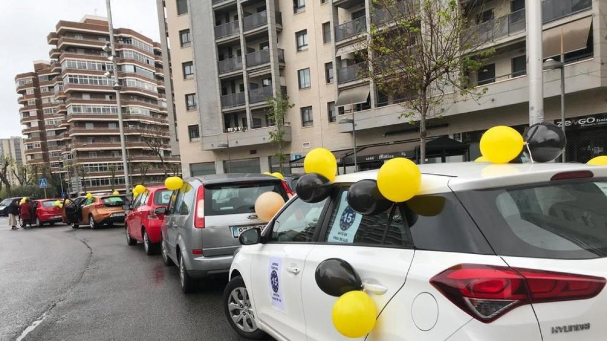 Imagen de un instante de la marcha con coches en la plaza de las Cortes Catalanas de Tarragona.