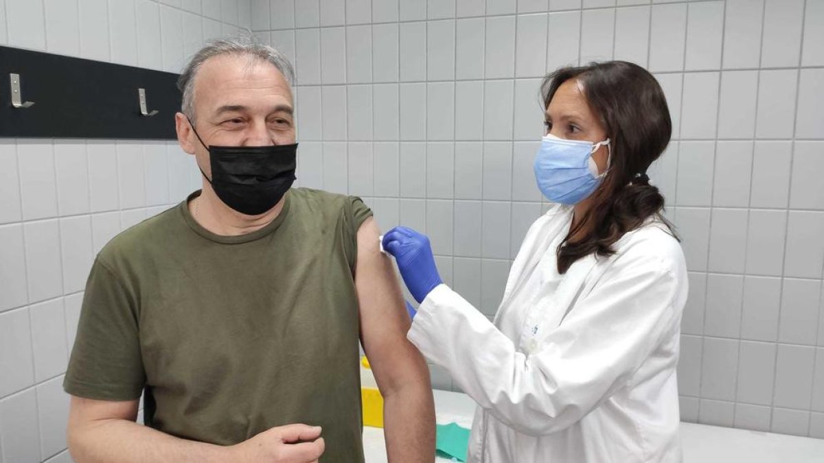 Imatge d'una persona posant-se la vacuna a Calafell.