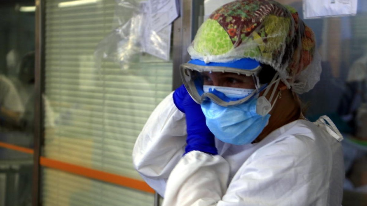 Imagen de archivo de una enfermera de la unidad de pacientes críticos, donde el riesgo de contagio de covid de los sanitarios es uno de los mayores.