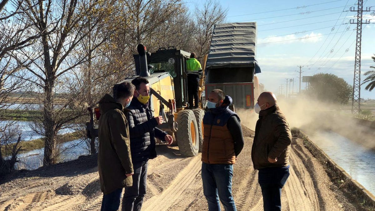 Pla general de representants de l'Ajuntament de Deltebre visitant les obres de millora en un camí municipal.