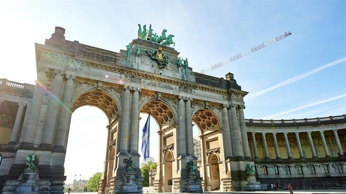 Brussel·les ha engalanat diversos monuments per la cimera de l'OTAN.