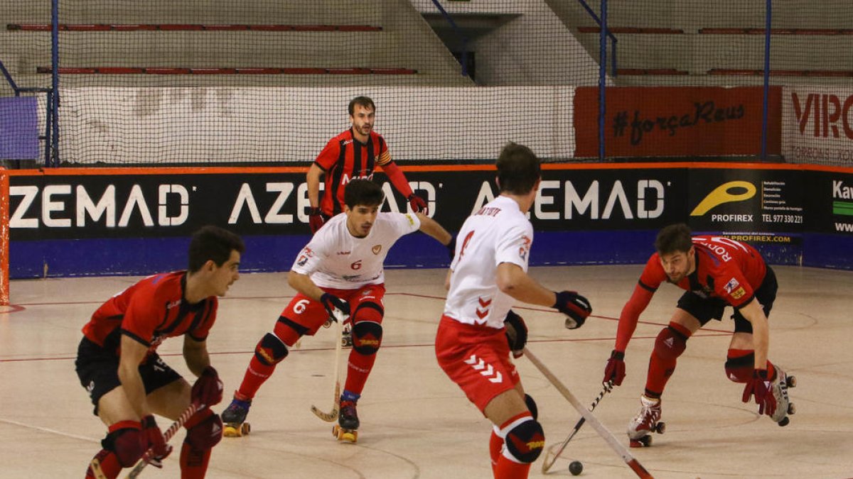 Un moment del partit entre el Reus Deportiu i l'Igualada.