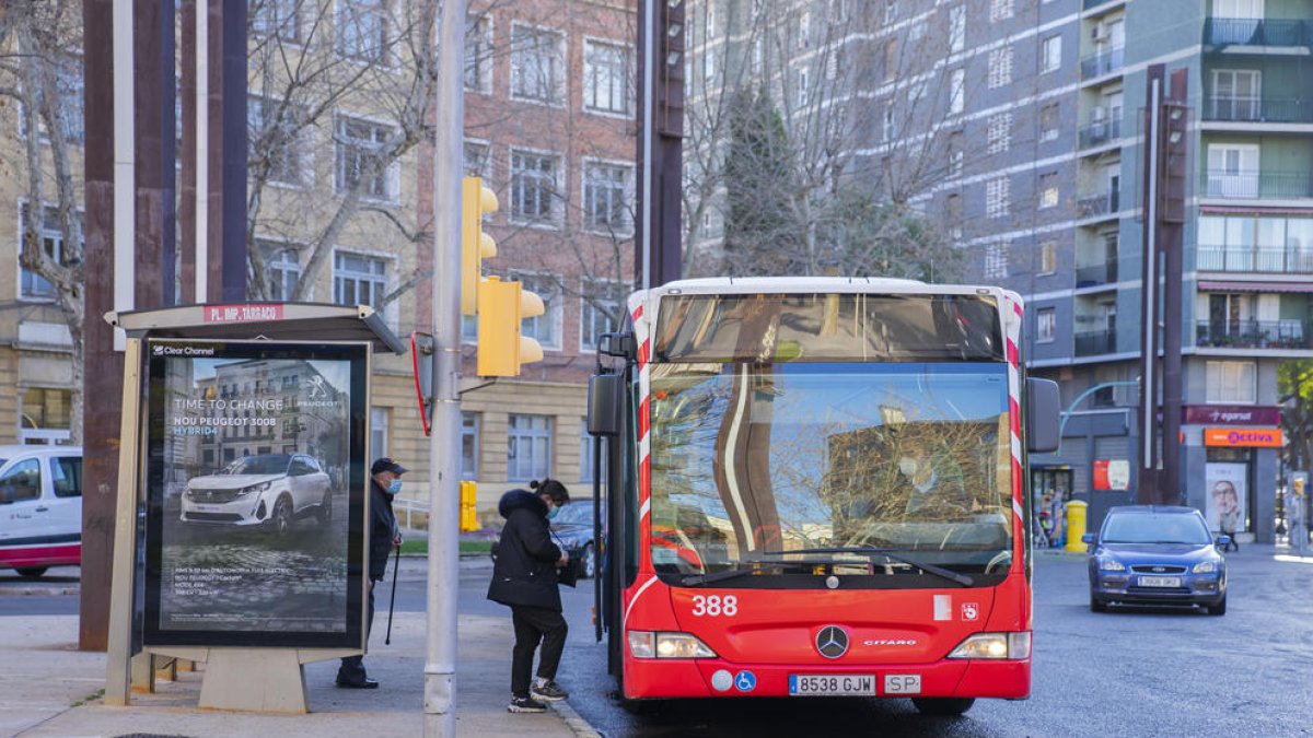 Un bus esperarà davant els macro col·legis electorals per donar servei als integrants de les meses.