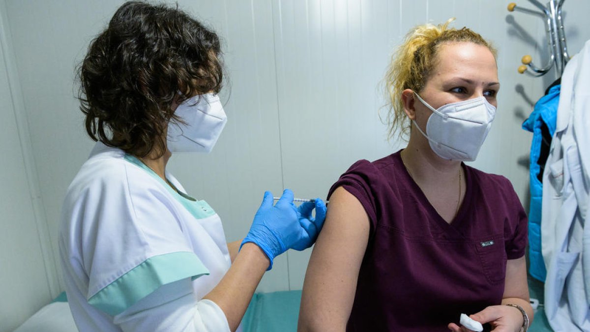 Una treballadora sanitària es vacuna a Bulgària.