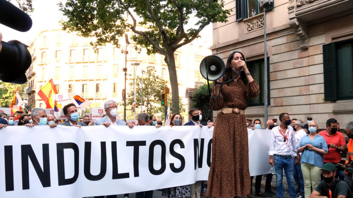 La presidenta de Cs, Inés Arrimadas, intervenint durant la concentració contra els indults a Barcelona.