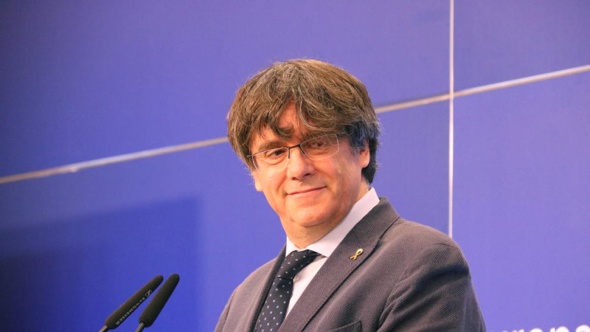 El eurodiputado de JxCat Carles Puigdemont en la rueda de prensa en la Eurocámara.