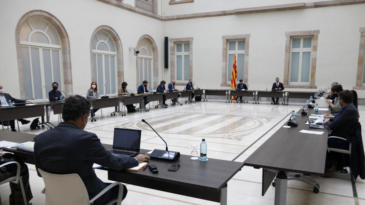 Pla general de la reunió de la Mesa de grups del Parlament sobre les eleccions del 14-F.