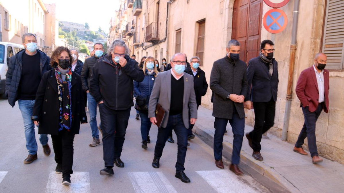 El alcalde de Roquetes, Paco Gas, yendo de la sede de ERC al juzgado de lo penal de Tortosa acompañado de otros representantes del partido.