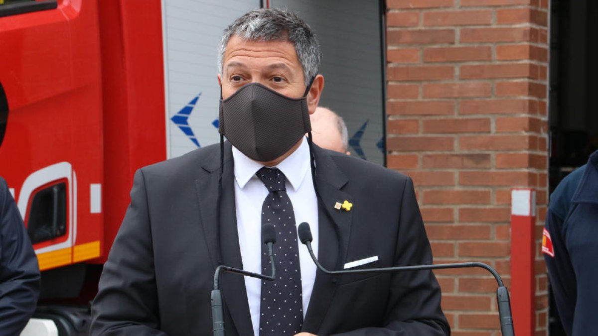 El conseller de Interior, Miquel Sàmper, durante la visita al Parque de Bomberos de Girona.