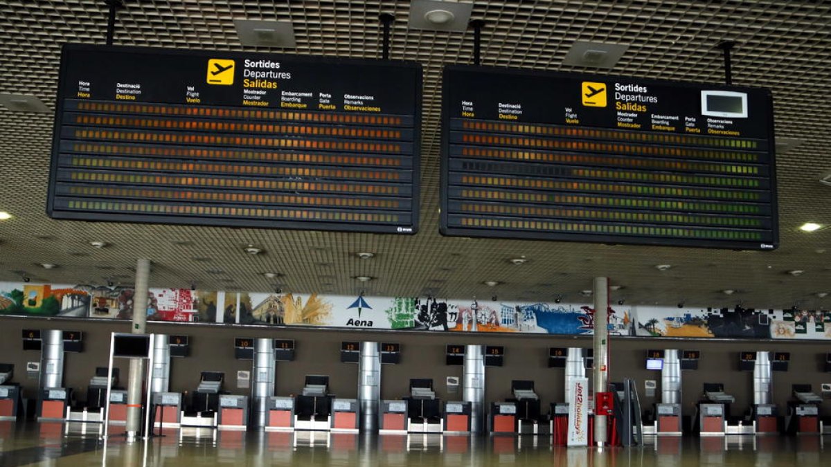 Pla general de les pantalles de l'aeroport de Reus apagades i sense cap vol anunciat durant l'estat d'alarma per coronavirus.