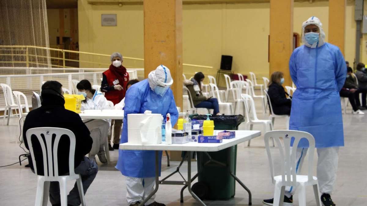 Cribratge massiu amb testos d'antígens per a les persones que els ha tocat ser a una mesa electoral.