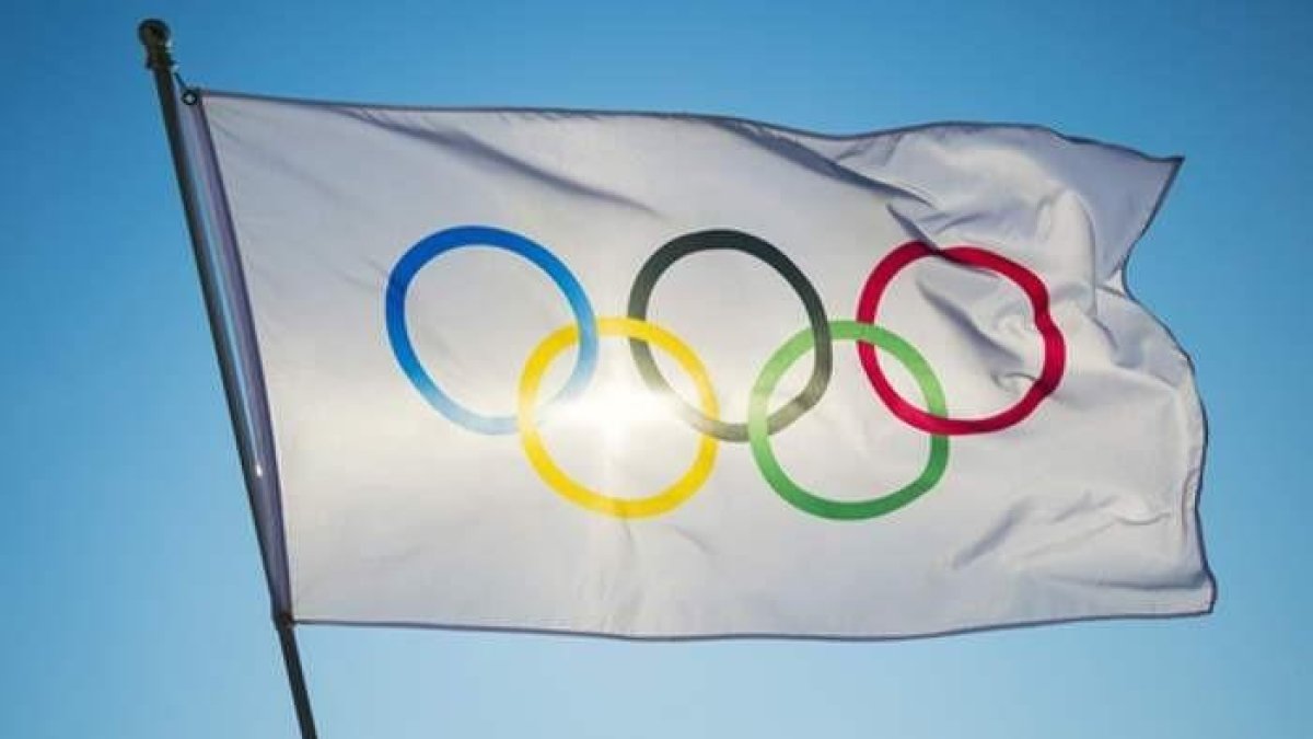 Imagen de una bandera con el anillos que simolitzen las olipíades.