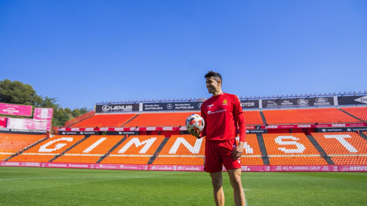 Gerard Oliva, en el césped del Nou Estadi, donde quiere convertirse en todo un ídolo en la temporada en la cual los tarraconenses aspiran al ascenso a Segunda División A.