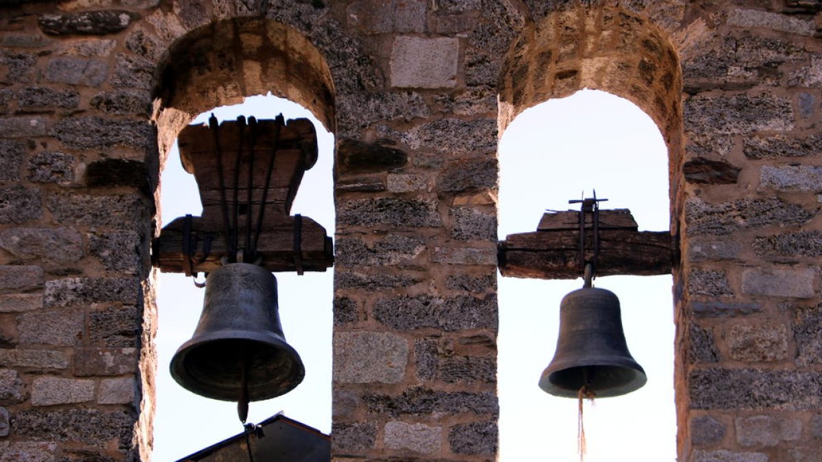 Pla de detall de les campanes de l'església de Santa Maria de Cardet, a la Vall de Boí.