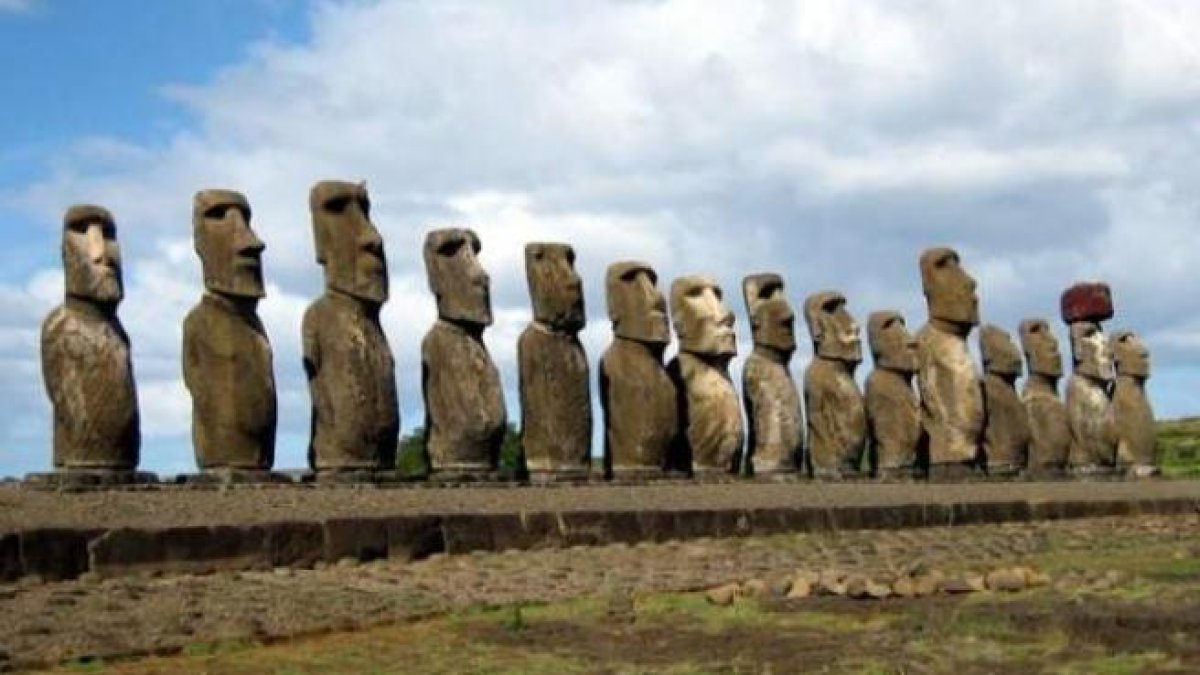 Les famoses estàtues moai de l'Illa de Pasqua.