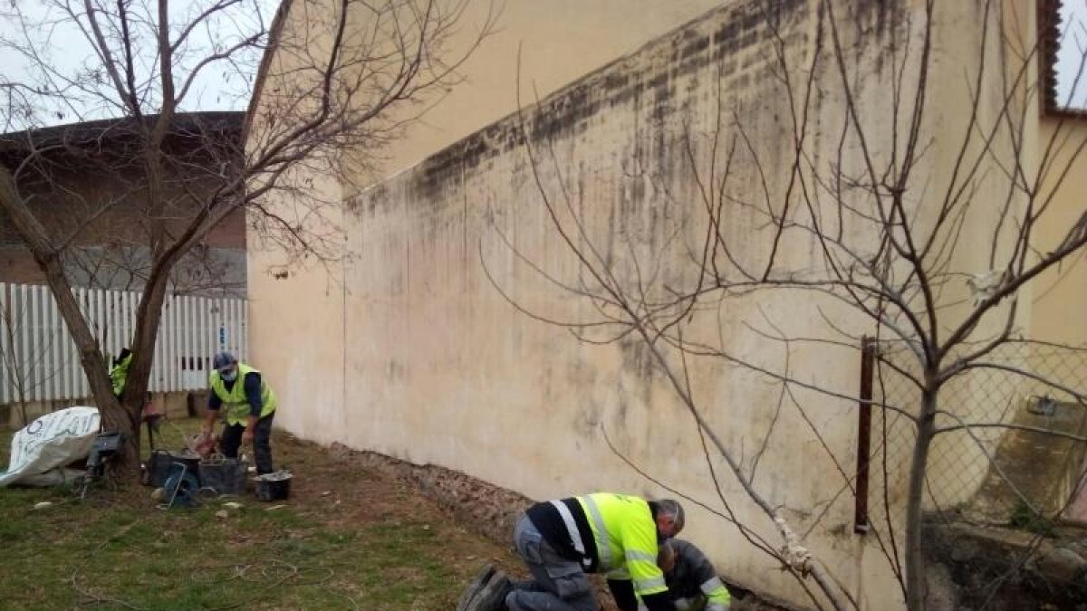 Imatge de les tasques de restauració a l'exterior del mur septentrional.