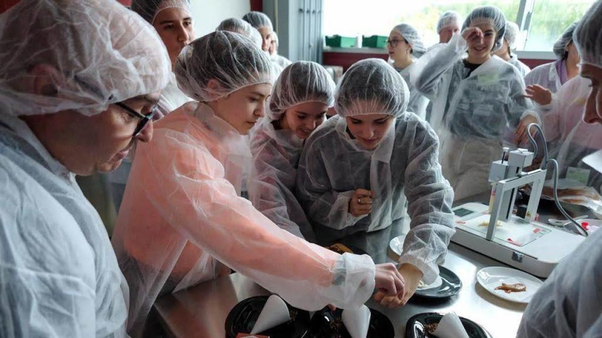 Taller sobre procesos alimentarios durante el Girls' Day 2020, una de las actividades que se organizan en la Escuela Técnica de Ingeniería Química de la URV.