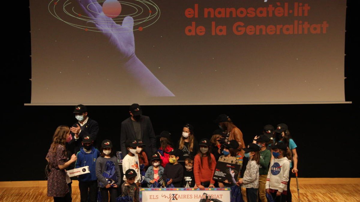 Los participantes a la selección del nombre del primer nanosatélite de la Generalitat.