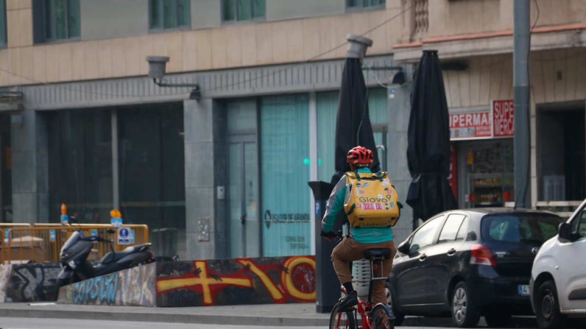 Un rider de Glovo trabajando durante el estado de alarma.