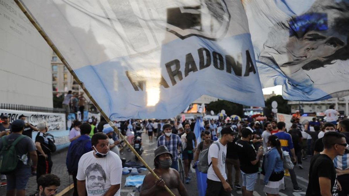 Seguidores de Diego Armando Maradona participan en una manifestación donde piden justicia por la muerte del astro argentino.