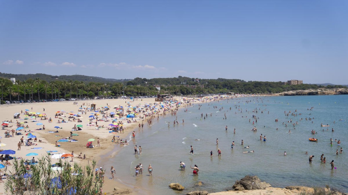 Imatge de la platja de l'Arrabassada, força plena, durant el primer cap de setmana de l'any amb temperatures totalment estivals.