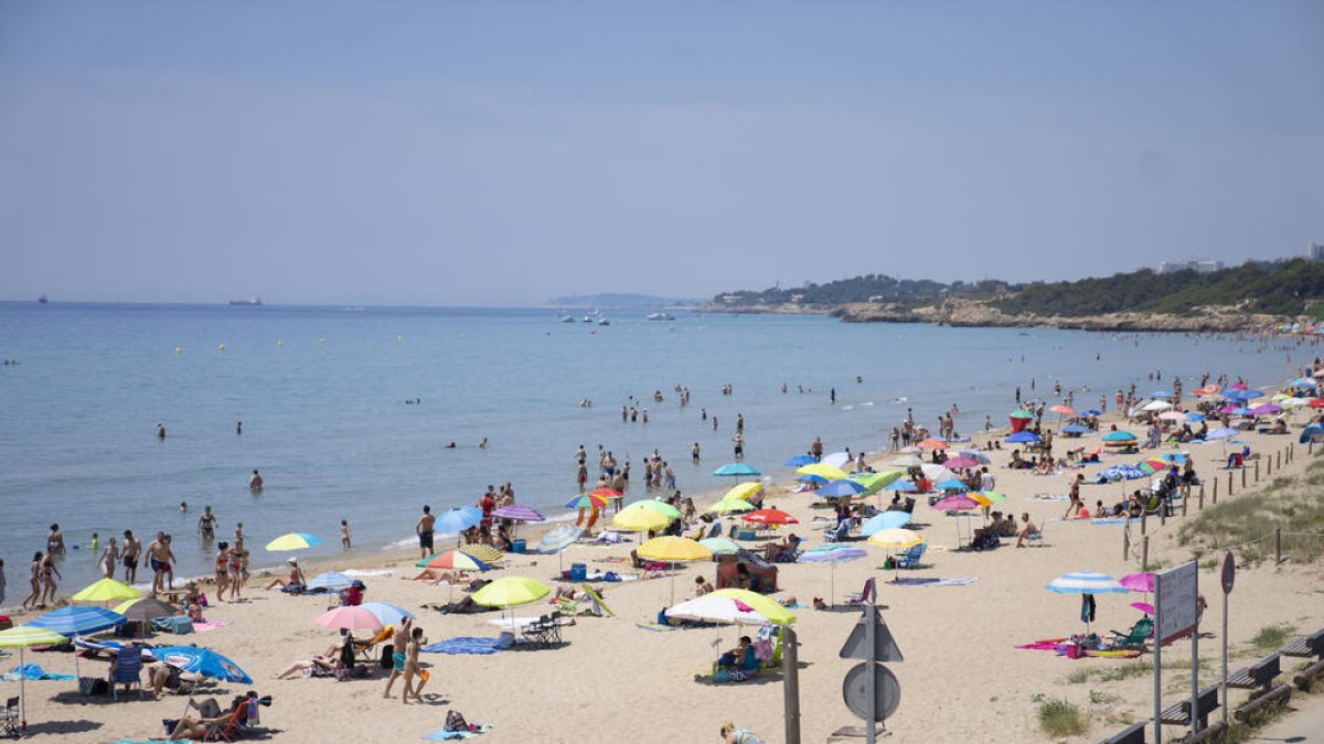 Molta gent va banyar-se a la platja Llarga, tot i que per a alguns l'aigua encara està massa freda.