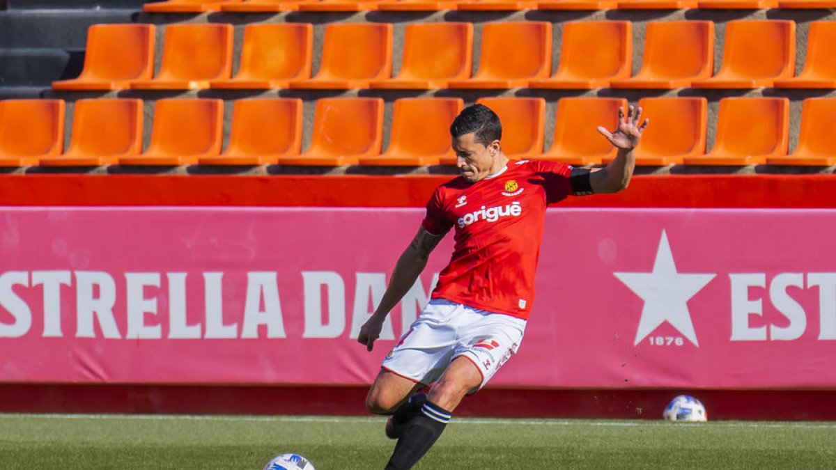 Jesús Rueda, intentando una salida de pelota durante un partido con la camiseta del Nàstic.