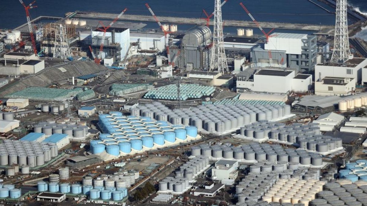 Instal·lacions on s'acumula l'aigua processada de la central de Fukushima.