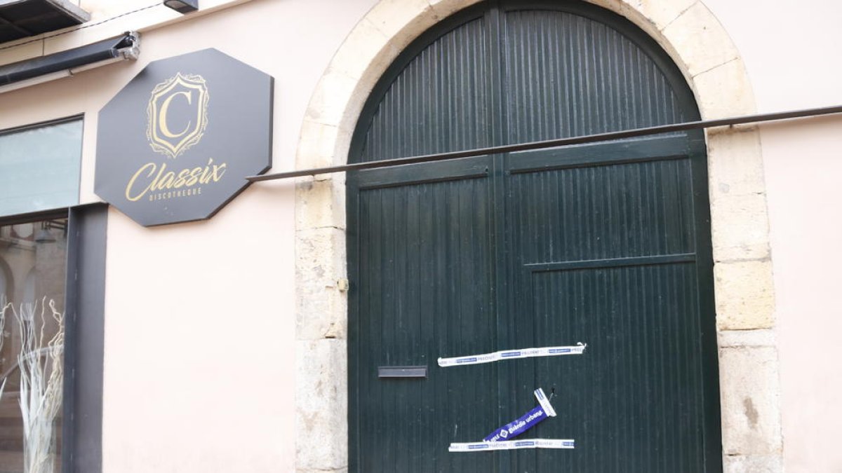 Precinte a la porta d'entrada del local d'oci nocturn, situat al raval de Robuster de Reus.