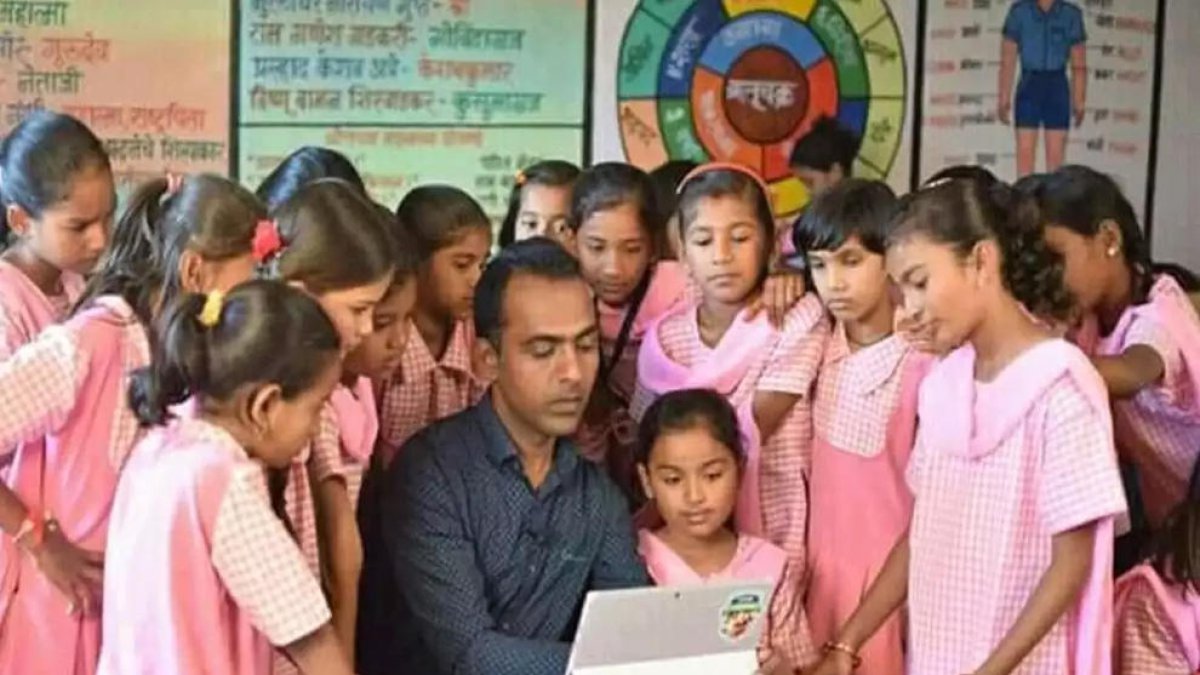 Ranjitsinh Disale con sus alumnas ao colegio de