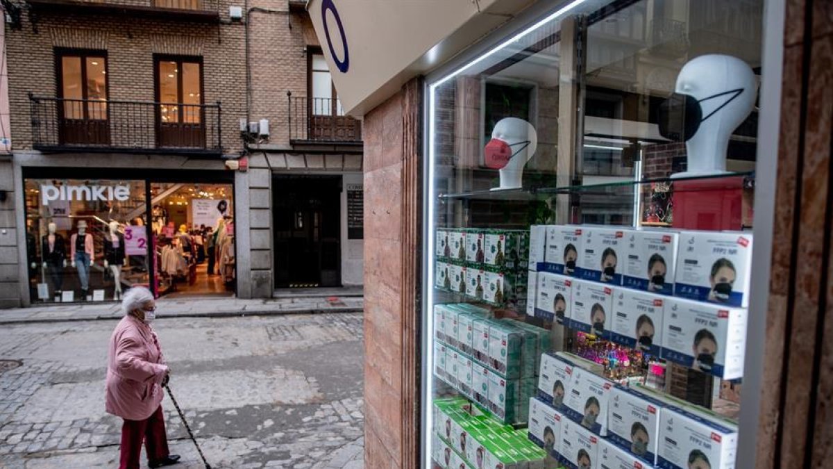 Escaparate de una tienda que vende mascarillas.