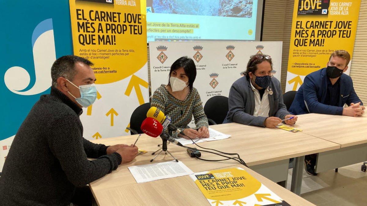 Pla general de la presentació del nou Carnet Jove de la Terra Alta amb representants del Consell Comarcal i l'Agència Catalana de Joventut. I