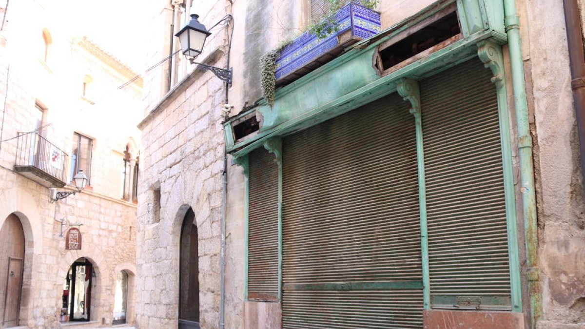 Entrada de Cal Masip, una antiga botiga de queviures i una casa annexa al Consell Comarcal de la Conca de Barberà, a Montblanc.