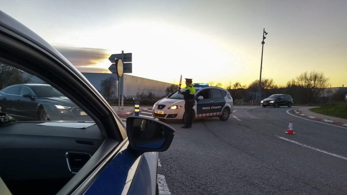 Imagen de archivo de agentes de los Mossos controlando el tráfico.