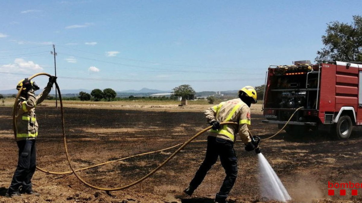 Els Bombers extingeixen dos incendis de vegetació a Vilallonga del Camp i a Riera de Gaià