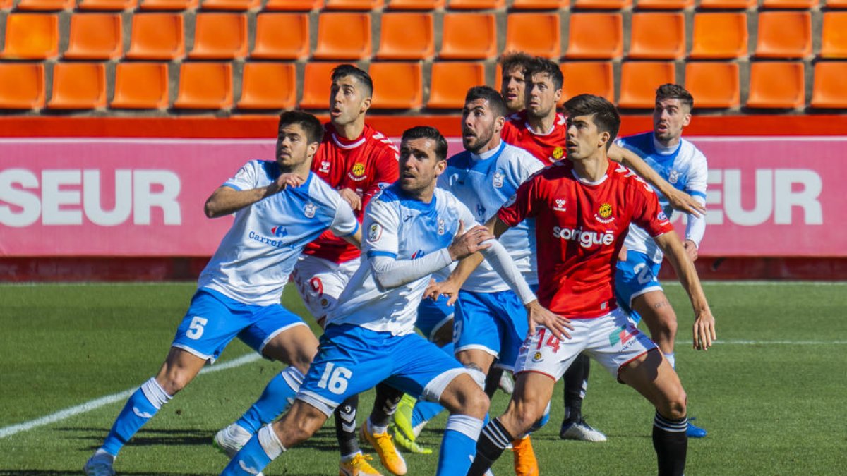 Els jugadors del Nàstic, buscant el remat en una acció a pilota aturada contra el Prat el passat diumenge.