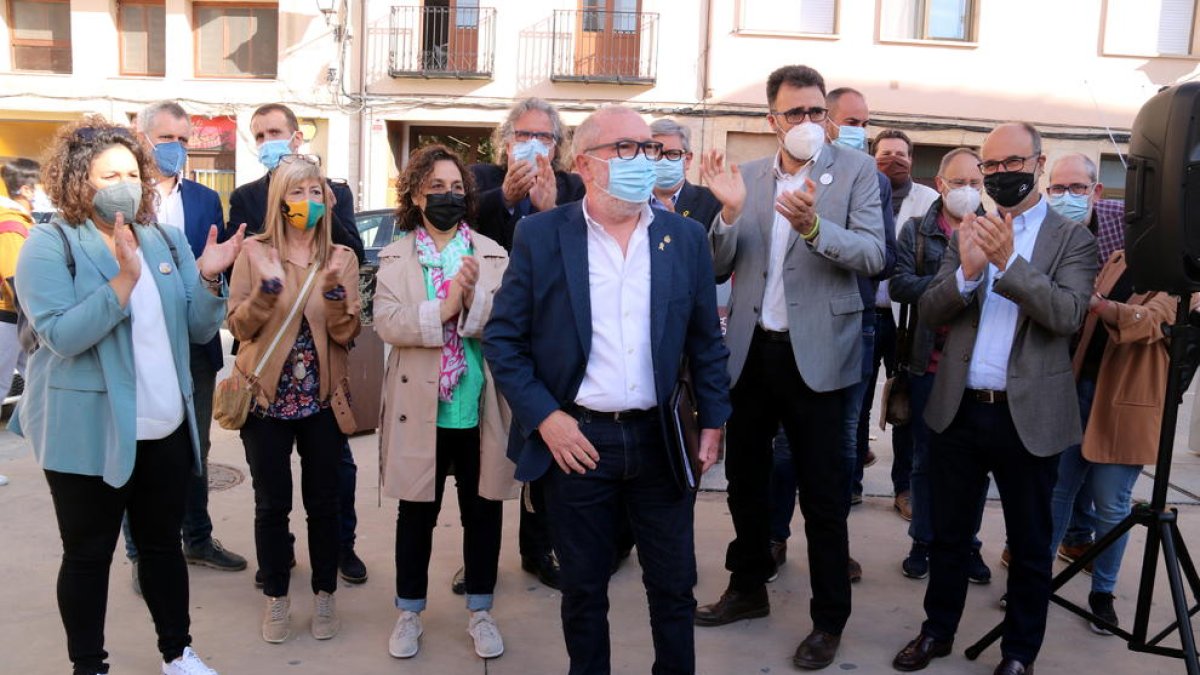 L'alcalde Roquetes, Paco Gas, acompanyat d'alcaldes i dirigents d'ERC abans d'entrar als jutjats de Tortosa