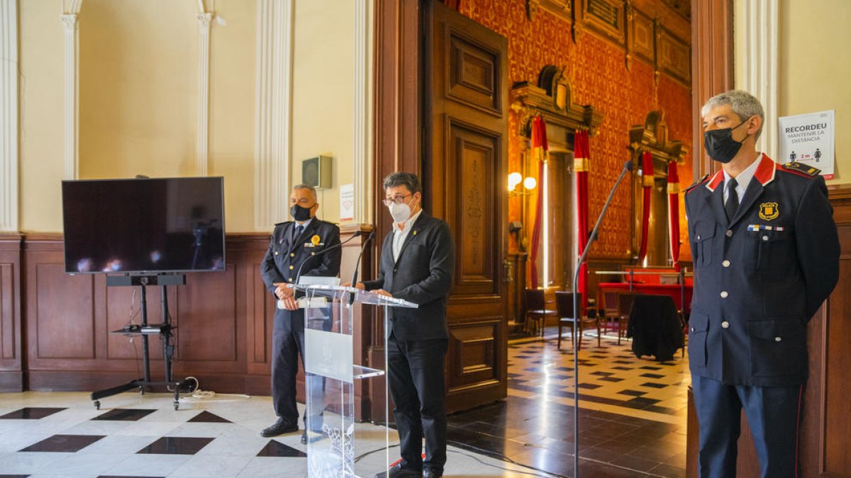 Eduardo Fernández (Guardia Urbana), Manel Castaño (conseller) y Ramon Franquès (Mossos).