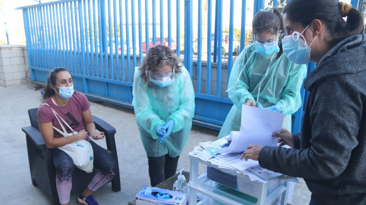 Las tres enfermeras de Freecov antes de hacer un test de antígenos.