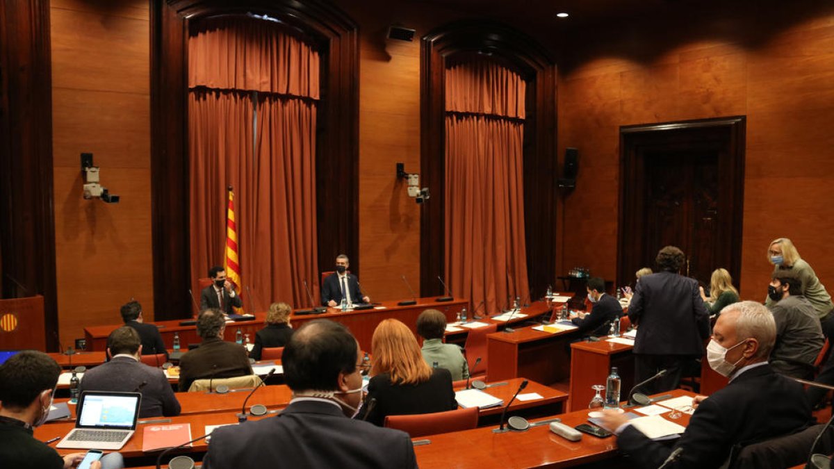 Imagen de archivo de la reunión de la mesa de partidos sobre el 14-F, el pasado 21 de diciembre.